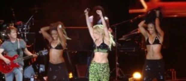 Shakira interpretando la canción. Shakira interpretando la canción.