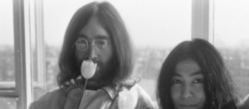 John Lennon y su mujer Yoko Ono