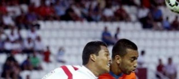 Carlos Bacca del Sevilla Fc pelea un balón aéreo Carlos Bacca del Sevilla Fc pelea un balón aéreo