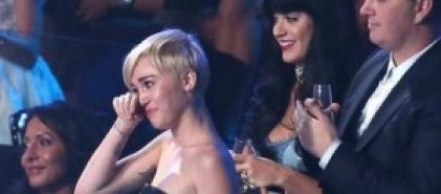 Miley emocionada por el mensaje de su acompañante. Miley emocionada por el mensaje de su acompañante.