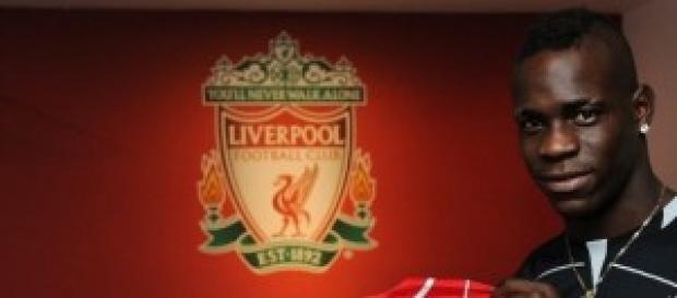 Balotelli ya posa con la camiseta del Liverpool. Balotelli ya posa con la camiseta del Liverpool.