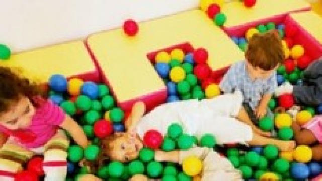 Bambini giocano all'asilo nido