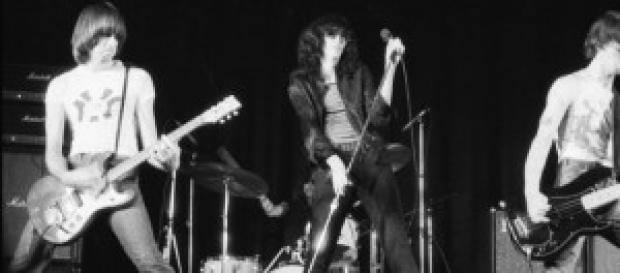 Ramones en concierto en el año 1976. Ramones en concierto en el año 1976.
