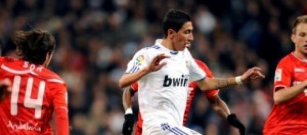 Di Maria en una jugada frente al Sevilla. Di Maria en una jugada frente al Sevilla.