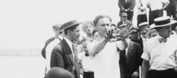 Houdini asombrando a sus seguidores. Houdini asombrando a sus seguidores.