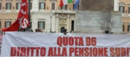 Uno degli striscioni della protesta Quota 96.