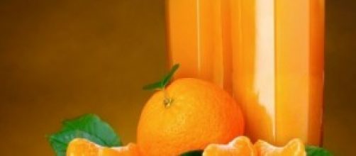 Rico zumo de naranjas recién exprimidas