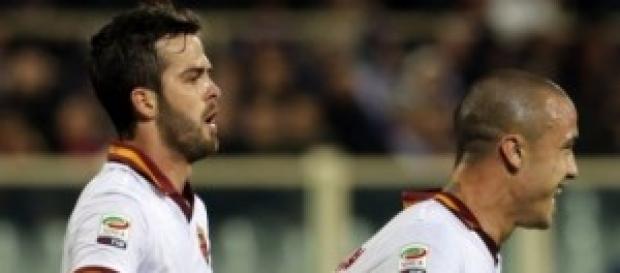 Pjanic festeggia il goal di Nainggolan Pjanic festeggia il goal di Nainggolan