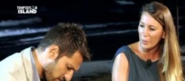 Sonia e Gabriele avvistati di nuovo insieme. Sonia e Gabriele avvistati di nuovo insieme.