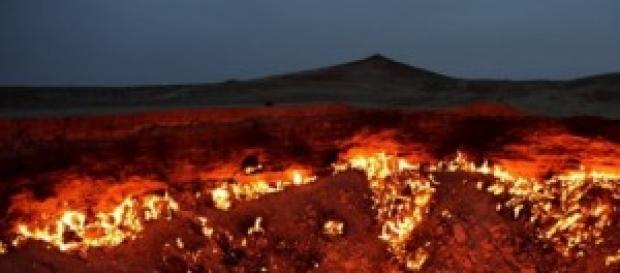 Il cratere artificiale brucia da più di 40 anni Il cratere artificiale brucia da più di 40 anni