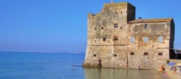 La spiaggia di Torre mozza e l'antica costruzione La spiaggia di Torre mozza e l'antica costruzione