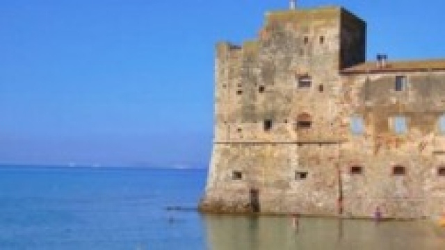 La spiaggia di Torre mozza e l'antica costruzione