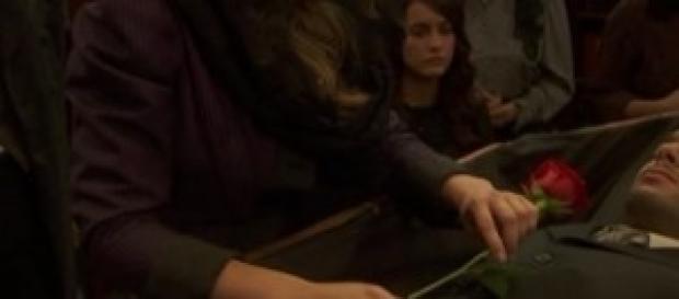 I funerali di Juan: Soledad gli porge una rosa. I funerali di Juan: Soledad gli porge una rosa.