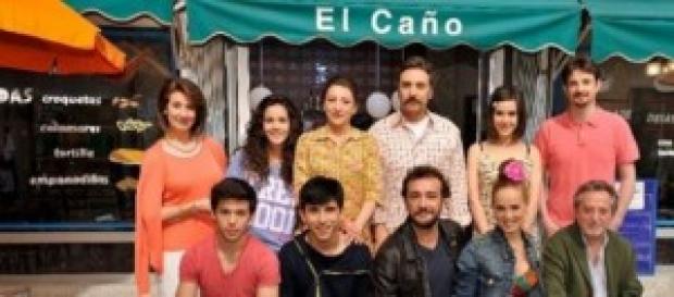 Los actores de la serie frente al Bar El Caño Los actores de la serie frente al Bar El Caño