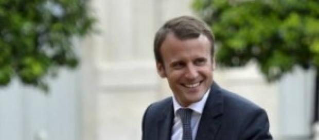 M. MACRON - le "lapin blanc "de M.VALLS?. M. MACRON - le "lapin blanc "de M.VALLS?.