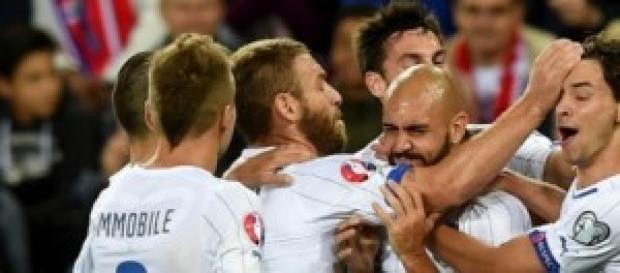 Simone Zaza esulta circondato dai compagni Simone Zaza esulta circondato dai compagni