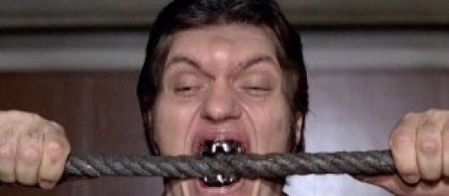 Richard Kiel nel ruolo di Squalo