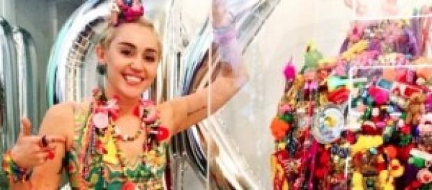 Miley Cyrus presenta le sue sculture a NY Miley Cyrus presenta le sue sculture a NY