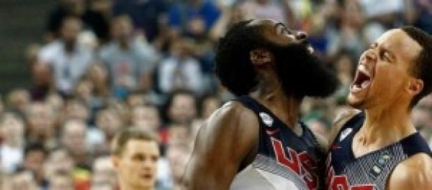 Curry y Harden celebran una buena acción Curry y Harden celebran una buena acción
