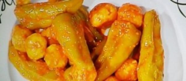 Peperoni ripieni di carne in salsa di pomodoro Peperoni ripieni di carne in salsa di pomodoro