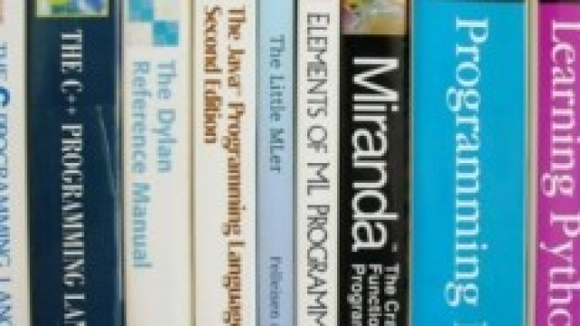 Scuola, si va verso digitalizzazione dei libri.