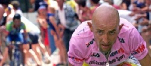 Marco Pantani con la maglia rosa del Giro d'Italia