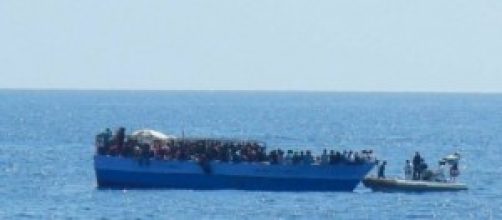 tragedia immigrazione affonda barcone, 26 morti