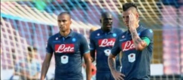 Giocatori del Napoli sconsolati per la sconfitta. Giocatori del Napoli sconsolati per la sconfitta.