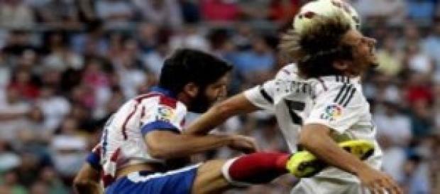 lucha por el balon de raul garcia con coentrao lucha por el balon de raul garcia con coentrao
