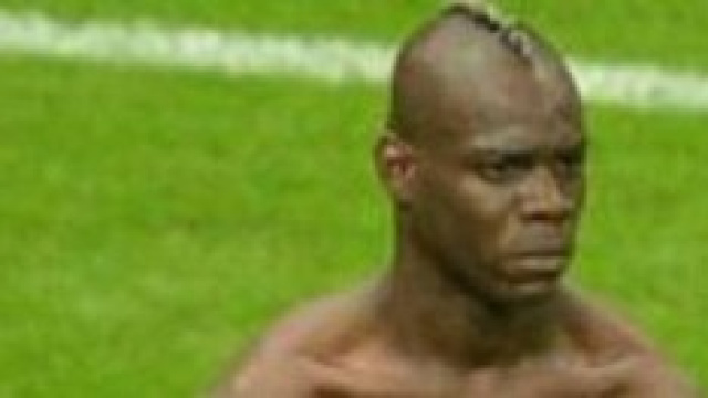 Mario Balotelli ne combina un'altra.