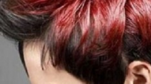 Taglio di capelli con variante di ciocche rosse