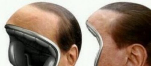 Il casco che riproduce Silvio Berlusconi