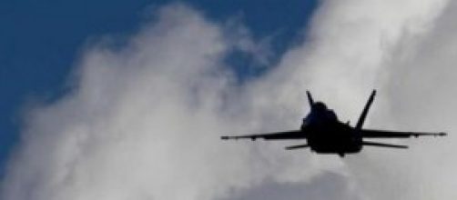 Un aereo in volo contro le postazioni jihadiste