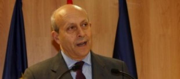 Ministro de Educación presenta los recortes. Ministro de Educación presenta los recortes.