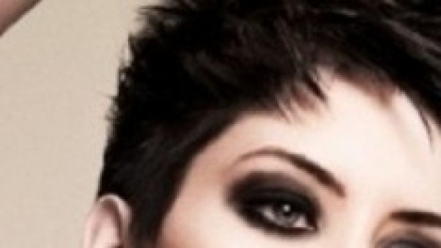 Taglio corto scuro, rock e con ciocche spettinate