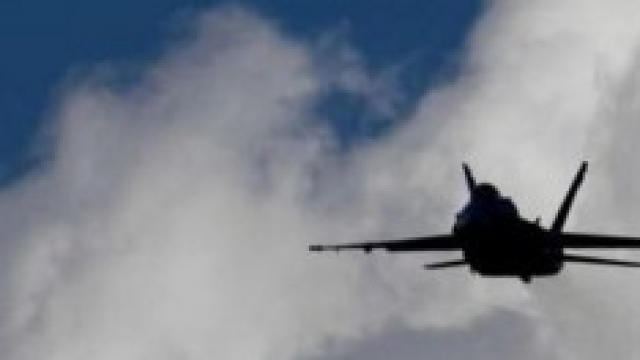 Un aereo in volo contro le postazioni jihadiste