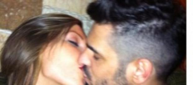 Cristian e Tara si baciano contro le critiche. Cristian e Tara si baciano contro le critiche.