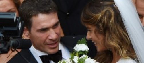 Elisabetta Canalis molto sorridente con il marito