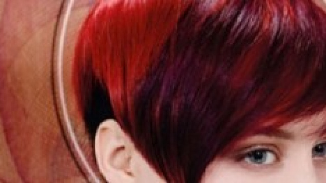 Taglio di capelli corto, rosso con ciuffo laterale