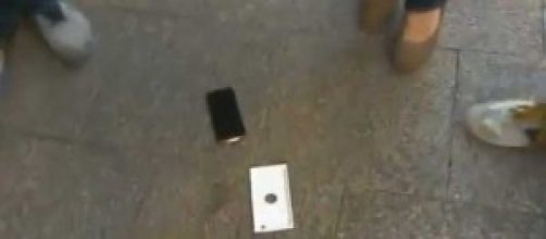 Gli cade a terra l'iPhone 6 