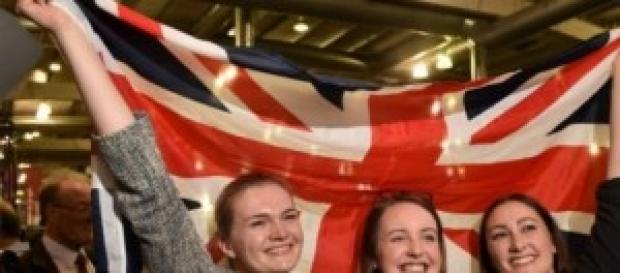 Les partisans de l'Union Jack en délire. Les partisans de l'Union Jack en délire.