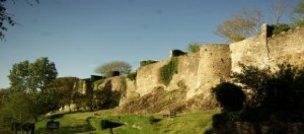 remparts de Vouvant, enceintes de ancien Château remparts de Vouvant, enceintes de ancien Château