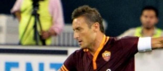 Totti e lo sfottò: la manita è servita Totti e lo sfottò: la manita è servita