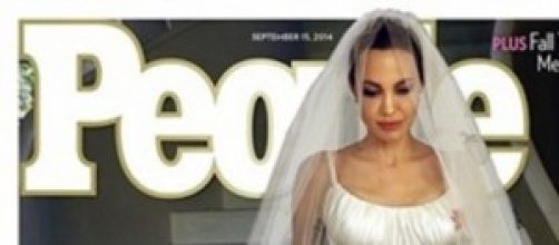 People ha in copertina Angelina e l'abito bianco.