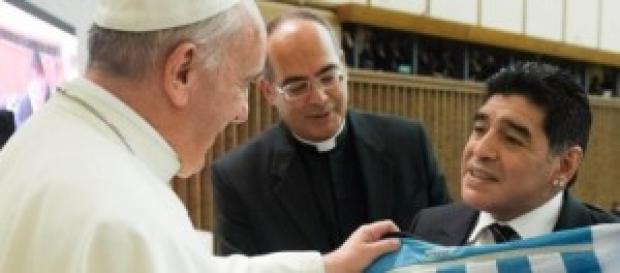 Diego Maradona en roma con el Papa Francisco Diego Maradona en roma con el Papa Francisco