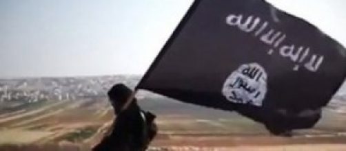 Miliziano dell' Isis con la bandiera