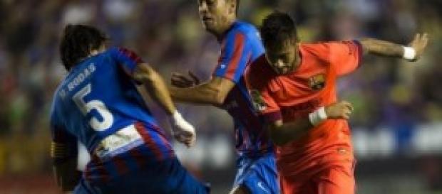 Neymar, ante dos defensas. Foto: Mundo Deportivo Neymar, ante dos defensas. Foto: Mundo Deportivo