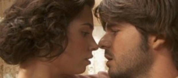 Maria e Gonzalo si guardano dolcemente Maria e Gonzalo si guardano dolcemente