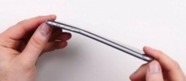 Iphone 6 doblado, visto desde la parte trasera Iphone 6 doblado, visto desde la parte trasera