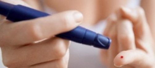 Un paziente si misura il diabete